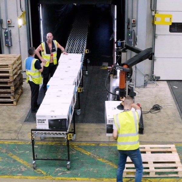 Container unloading — photograph 2