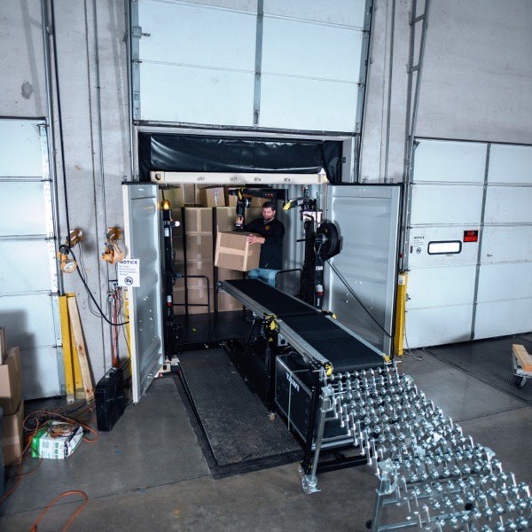Container unloading — photograph 4