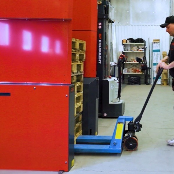 Empty pallet handling — photograph 1