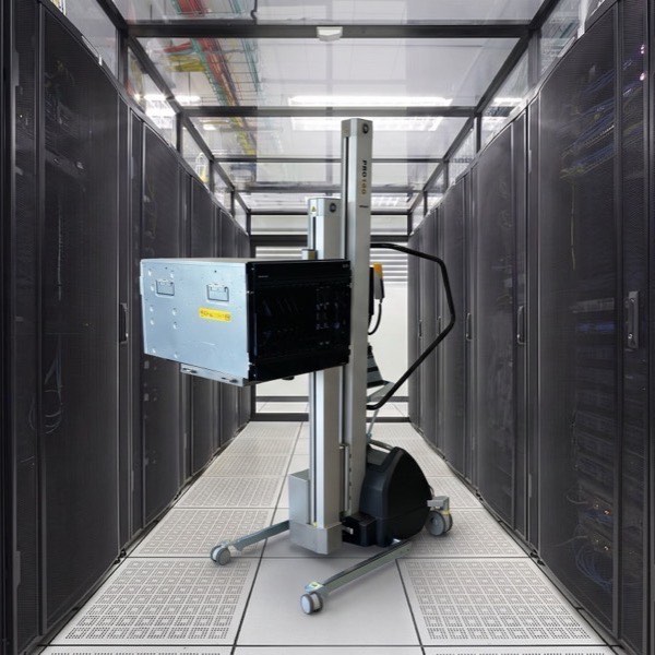 Equipment handling in data centres — photograph 1