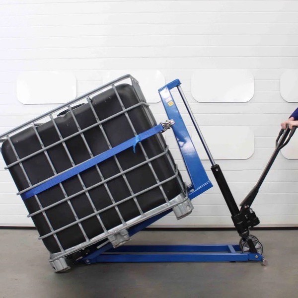 Tilting IBC containers for emptying — photograph 1