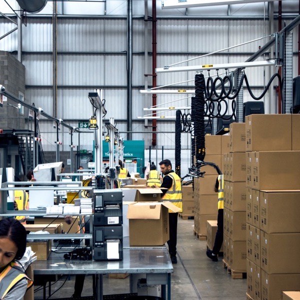Palletising and depalletising products — photograph 1