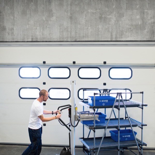 Lifting and emptying crates, containers and boxes — photograph 2