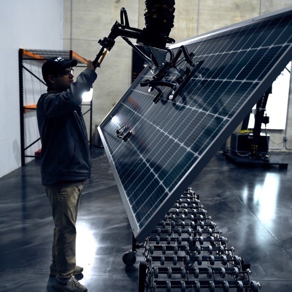 Lifting and stacking panels — photograph 3