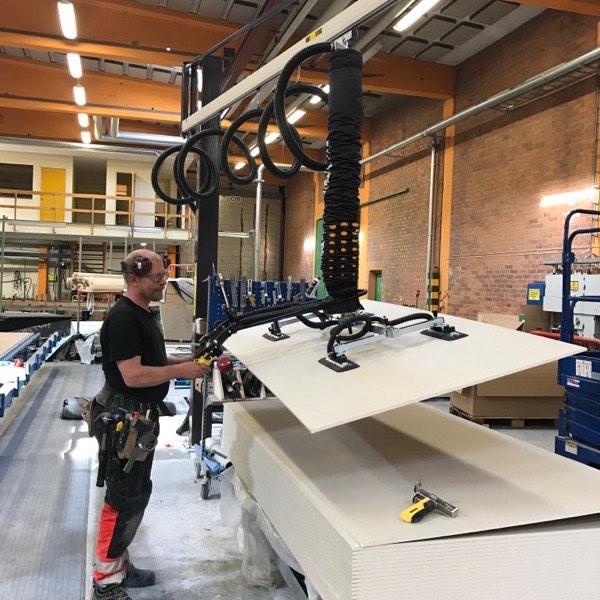 Lifting and stacking panels — photograph 4