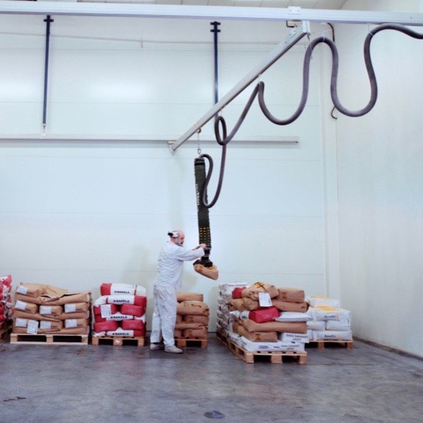 Transferring raw materials between pallets — photograph 3